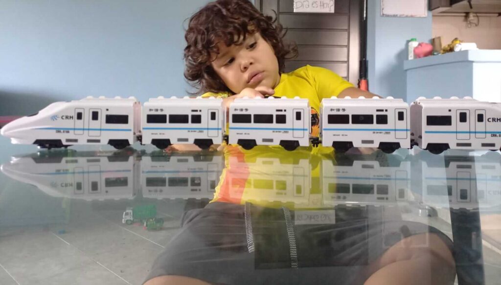 Los trenes no solo son su refugio, sino también el motor de su imaginación, guiando sus emociones y despertando su creatividad en cada nuevo viaje.