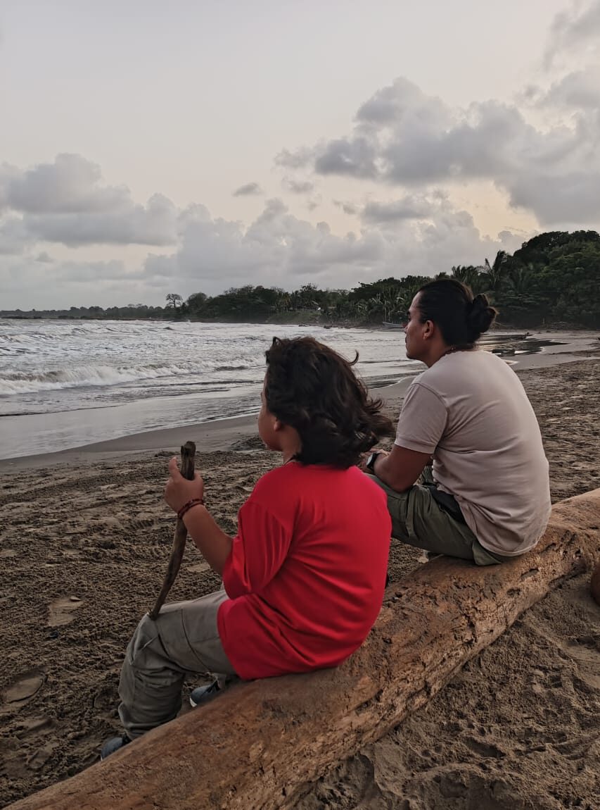 06:00am de la mañana, contemplando el amanecer en la playa