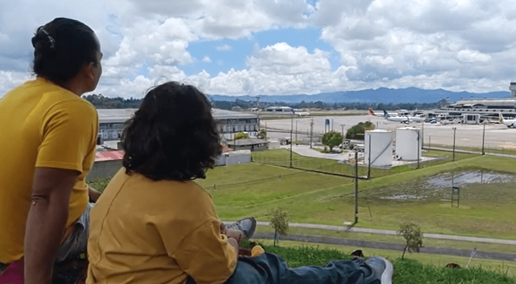 Adrián y papá observan aviones
