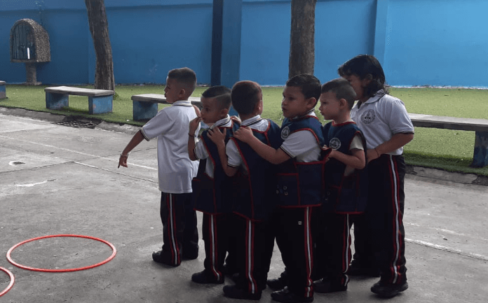 Adrián integrandose con los amigos en la clase de educación física