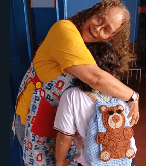 La profesora Yaneth del grado preescolar 01