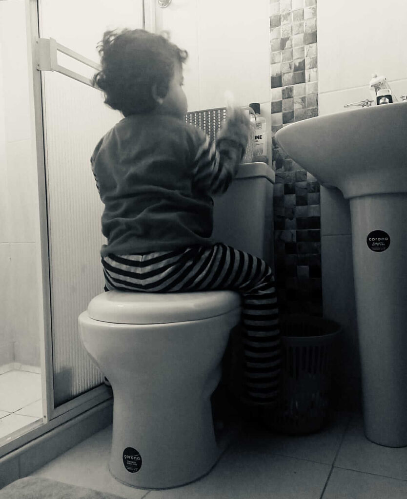 Adrián le pierde el miedo al baño
