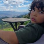 al fondo contempla la ciudad