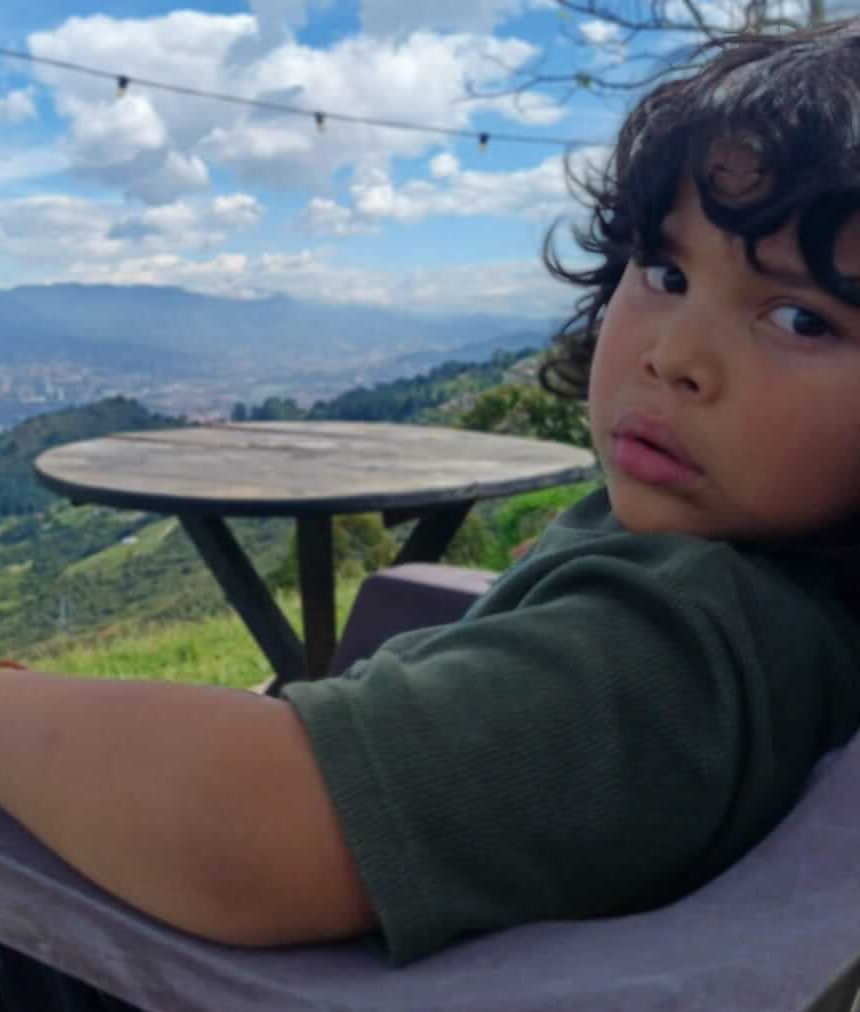 al fondo contempla la ciudad