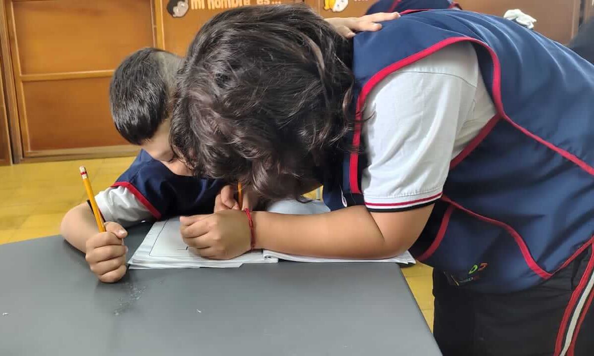 Adrián interactuando con un amigo.